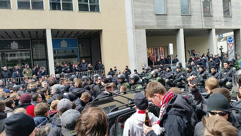 Amateur-Derby: FC Bayern II gegen den TSV 1860 II - Fans treffen sich in den Innenstadt. Die Bilder...