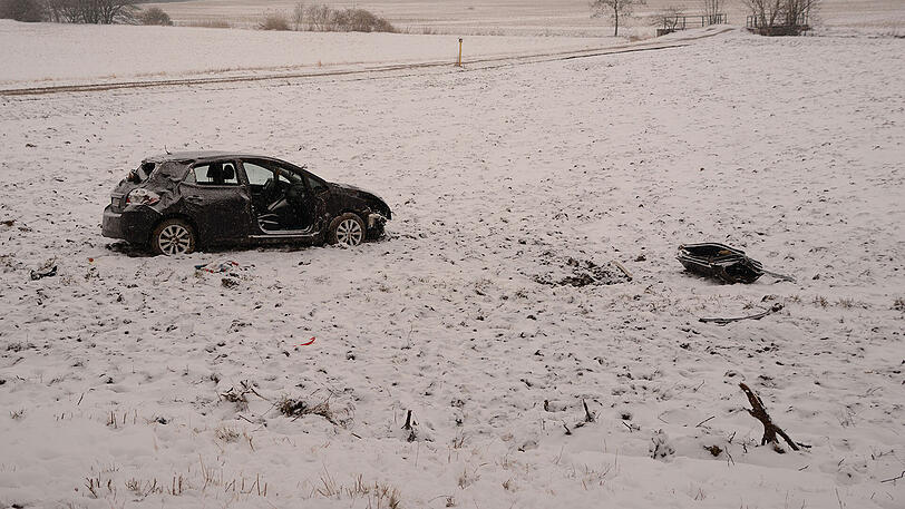 Das Auto kam von der Straße ab und landete auf einem Feld. Der Beifahrer kam mit lebensgefährlichen Verletzungen ins Krankenhaus.