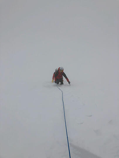 Drei Tage muss Ziege "Gretl" im Schnee ausharren, bis ihr vier Retter zu Hilfe eilen.