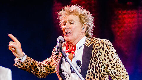 Abstehende Haare und auffälliges Sakko: Die Markenzeichen von Rod Stewart