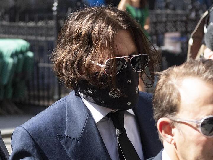 Johnny Depp (l) kommt zur Anhörung nach London.