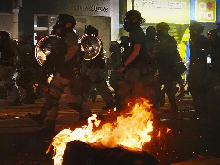 Demonstranten antworten dem Tränengaseinsatz der Polizei mit Brandbomben.