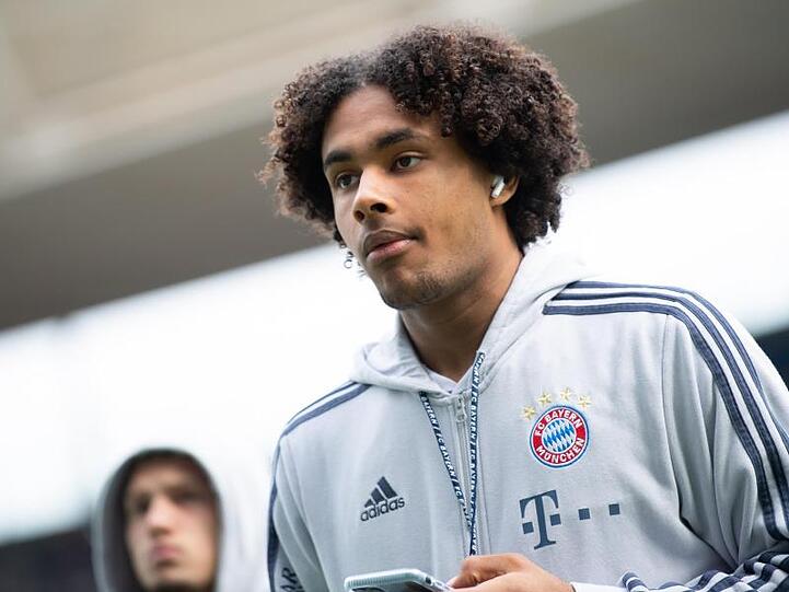Münchens Joshua Zirkzee steht vor dem Spiel im Stadion. Foto: Tom Weller/dpa/Archivbild