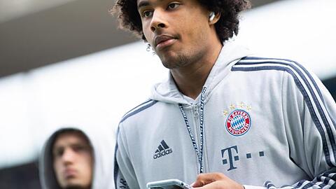 Münchens Joshua Zirkzee steht vor dem Spiel im Stadion. Foto: Tom Weller/dpa/Archivbild