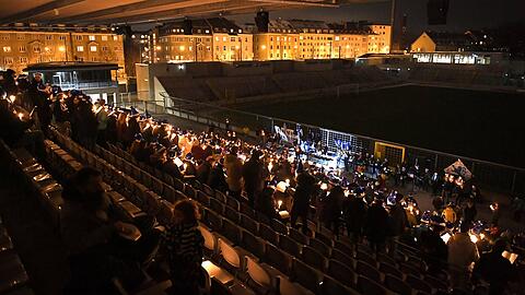 Der Löwe singt Weihnachtslieder, das hat sich zu einer schönen Tradition im Advent entwickelt. 2019 trafen sich Anhänger des TSV 1860 und Giesinger bereits zum siebten Mal in der Stehhalle des Grünwalder Stadions. Und 2020 zu Zeiten von Corona? (Archivbild)