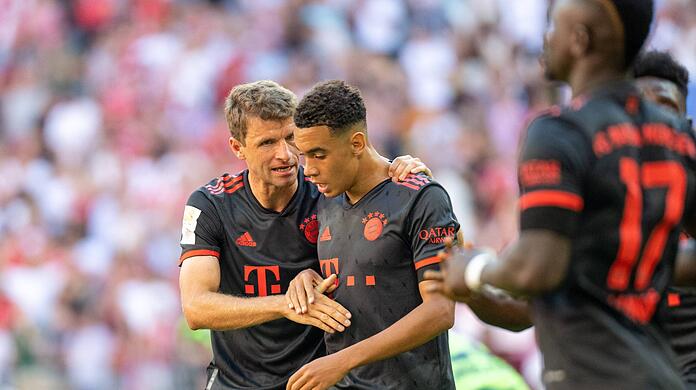 Thomas Müller (l.) und Jamal Musiala standen in den bisherigen Bayern-Spielen in dieser Saison immer in der Startelf.