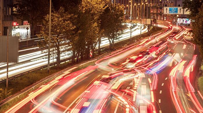 De verkehrsreiche Tegernseer Landstraße: Der Mittlere Ring am Abend.