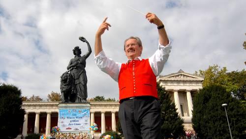 Lieblings-Pose: OB Christian Ude als Dirigent - auf der Wiesn. Foto: Martha Schlüter Lieblings-Pose: OB Christian Ude als Dirigent - auf der Wiesn. Foto: Martha Schlüter