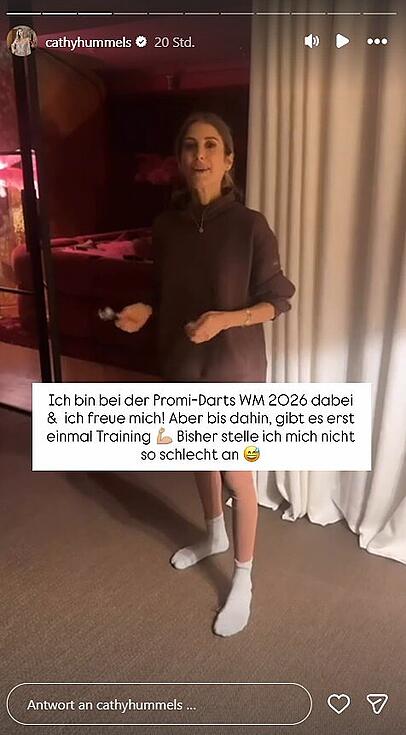 Cathy Hummels übt fleißig für ihre Teilnahme bei der "Promi-Darts-WM".
