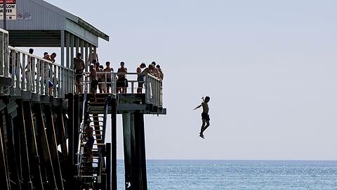 Viele k&uuml;hlten sich bei einem Bad im Meer ab. Weite Teile Australiens leiden unter extremer Hitze mit Temperaturen nahe 50 Grad.