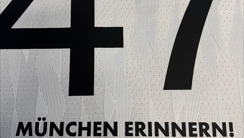 Statt des Spruchs "Football for the People" werden beim Pokalspiel gegen Kiel das Logo der Initiative "M&uuml;nchen Erinnern" sowie die Namen der beim OEZ-Attentat get&ouml;teten Menschen zu sehen sein.