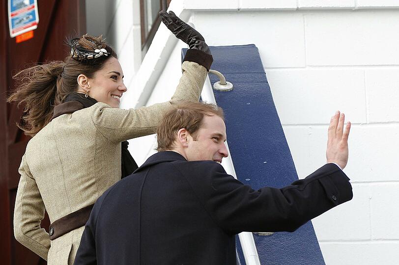Es war nur ein Rettungsboot &ndash; aber hunderte Shaulustige kamen zu seiner Taufe, weil seine "Paten" keine
geringeren als Prinz William und sein Verlobte Kate Middleton sind. Die Bilder vom Auftritt.