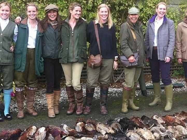 Pippa (3.v.l.) strahlt nach der Fasanenjagd in Schottland