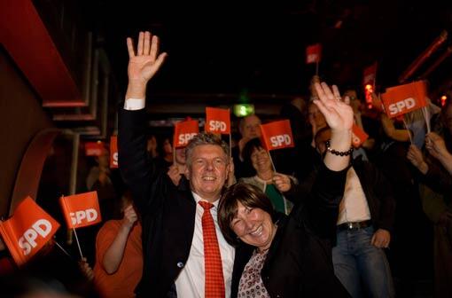 &bdquo;Es gibt schlimmere Augenblicke im Leben eines Kandidaten&ldquo;: Der umjubelte Dieter Reiter mit Ehefrau Petra bei der SPD-Wahlparty im &bdquo;Neuraum&ldquo;