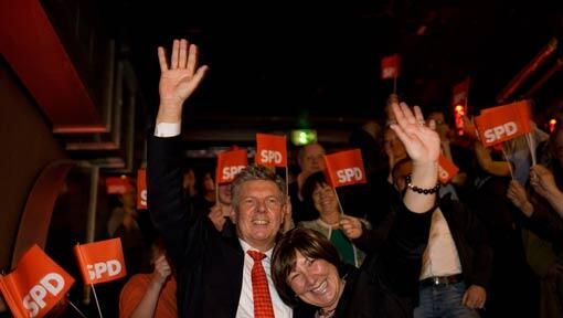 &bdquo;Es gibt schlimmere Augenblicke im Leben eines Kandidaten&ldquo;: Der umjubelte Dieter Reiter mit Ehefrau Petra bei der SPD-Wahlparty im &bdquo;Neuraum&ldquo;