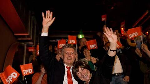 &bdquo;Es gibt schlimmere Augenblicke im Leben eines Kandidaten&ldquo;: Der umjubelte Dieter Reiter mit Ehefrau Petra bei der SPD-Wahlparty im &bdquo;Neuraum&ldquo;