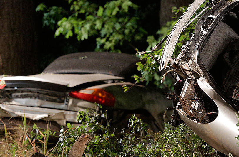 Porsche in zwei Teile gerissen - die Bilder vom Bergungseinsatz.