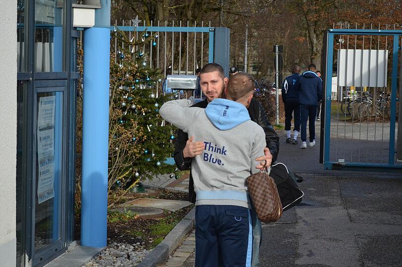 Hier begrüßen die Löwen ihren neuen Stürmer Sascha Mölders beim Trainingsauftakt nach der Winterpause.