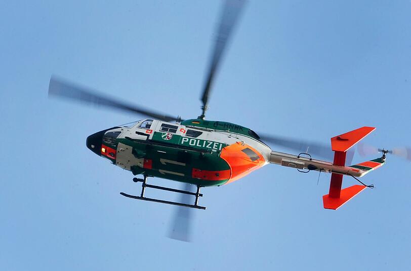 Ein Polizeihubschrauber sucht nach dem flüchtigen Mercedes-Fahrer.