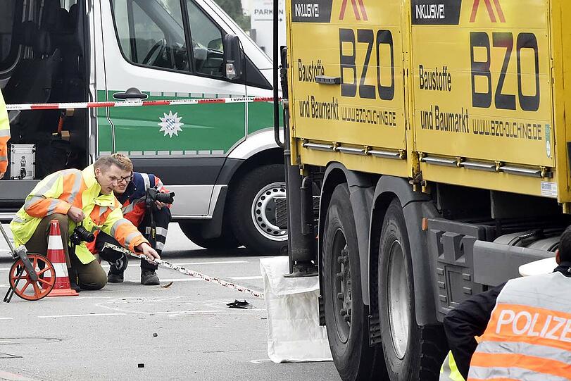 Die Person geriet unter den Lkw und verstarb. Bilder vom Polizeieinsatz.