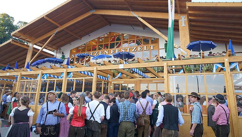Gedr&auml;ngel vor dem Sch&uuml;tzenfestzelt auf dem Oktoberfest.