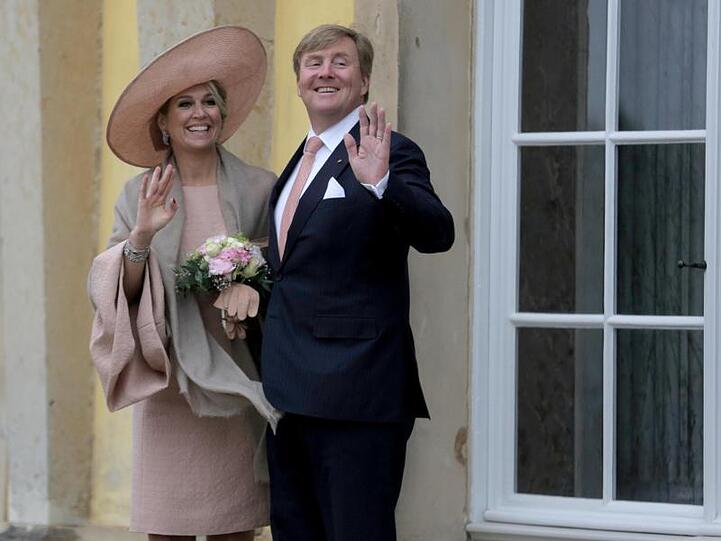 König Willem-Alexander (r) und Königin Máxima vor Schloss Sanssouci.
