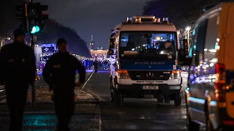 Polizisten und Fahrzeuge der Polizei.