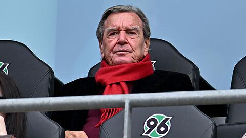 Ex-Kanzler und 96-Fan Gerhard Schr&ouml;der im Stadion von Hannover.