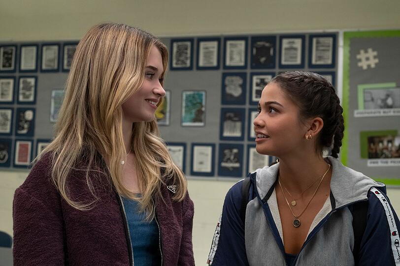 Schule ist bei "Carrie" ein grausamer Machtkampf um Anerkennung, Status und Macht. Die beiden Freundinnen Chris Hargensen (Alison Thornton, links) und Sue Snell (Siena Agudong) gehen unterschiedlich mit der neuen, etwas "anderen" Mitschülerin Carrie um. Schule ist bei "Carrie" ein grausamer Machtkampf um Anerkennung, Status und Macht. Die beiden Freundinnen Chris Hargensen (Alison Thornton, links) und Sue Snell (Siena Agudong) gehen unterschiedlich mit der neuen, etwas "anderen" Mitschülerin Carrie um.