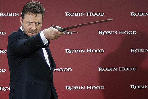 Hier darf er: Russel Crowe mit Robin Hood-Schwert.