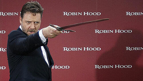 Hier darf er: Russel Crowe mit Robin Hood-Schwert. Hier darf er: Russel Crowe mit Robin Hood-Schwert.