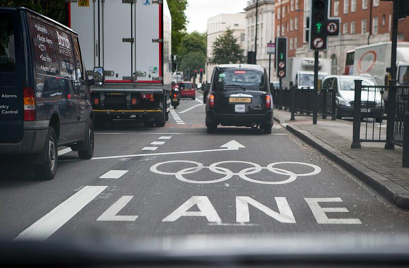 Olympic Lane: In London herrscht meist Verkehrschaos, deswegen wurde eine Sonderspur, die Olympic Lane, eröffnet, auf der nur Offizielle, Sponsoren und Sportler fahren dürfen.