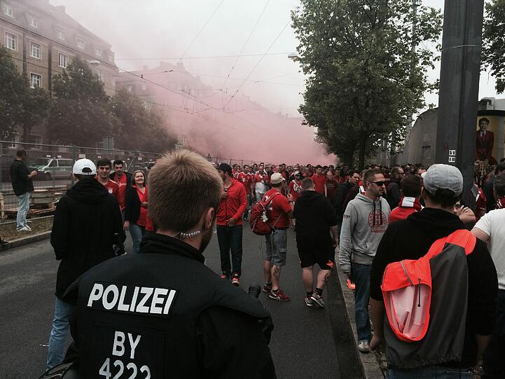 Derby-Stimmung in München: Unter Beobachtung der Polizei versammelten sich die Bayernfans am Vormittag im Tal. Vor dem Grünwalder Stadion kamen die Löwenfans dazu. Rund Tausend Polizisten sind im Einsatz.