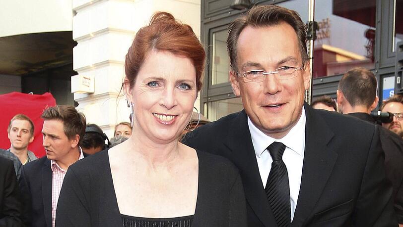 Nach 18 Jahren Beziehung hat sich Rolf Hellgardt von Monica Lierhaus getrennt. Nach 18 Jahren Beziehung hat sich Rolf Hellgardt von Monica Lierhaus getrennt.