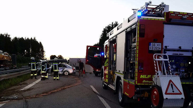 Der Wohnwagen ist komplett zerstört, das Zugfahrzeug landete in der Leitplanke. Ingesamt kamen drei Verletzte ins Krankenhaus. Die Bilder von der A7.