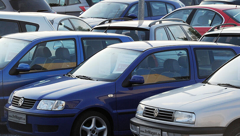 Gebrauchtwagen von Volkswagen stehen in München. Ältere Autos mit Dieselmotor sind inzwischen schwerer zu verkaufen. Gebrauchtwagen von Volkswagen stehen in München. Ältere Autos mit Dieselmotor sind inzwischen schwerer zu verkaufen.
