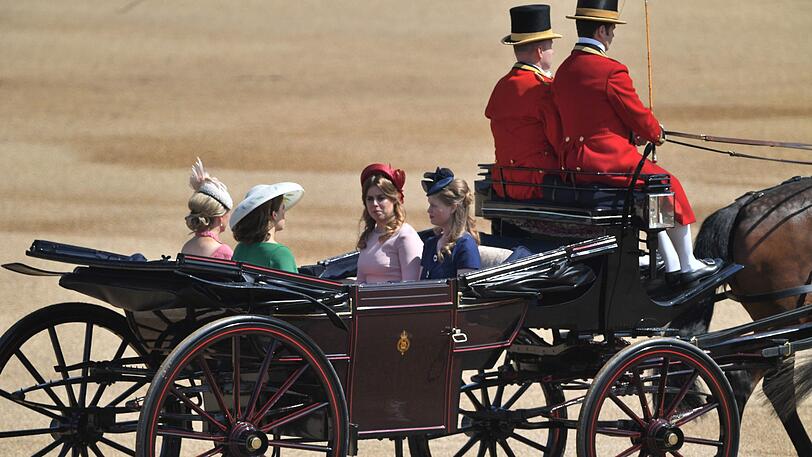 Gräfin Sophie (l-r), Prinzessin Eugenie, Prinzessin Beatrice und Lady Louise kommen in einer Kutsche zu der Parade anlässlich des 92. Geburtstags von der Queen.