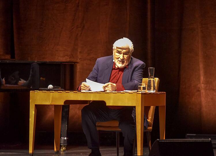 Am Lesetisch im Deutschen Theater: Mario Adorf mit der schönen Balance aus witzig, lässig, würdig und ernst.