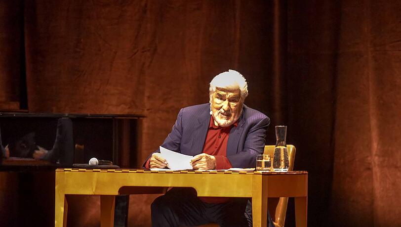 Am Lesetisch im Deutschen Theater: Mario Adorf mit der schönen Balance aus witzig, lässig, würdig und ernst. Am Lesetisch im Deutschen Theater: Mario Adorf mit der schönen Balance aus witzig, lässig, würdig und ernst.