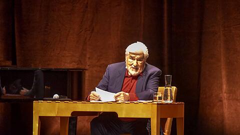 Am Lesetisch im Deutschen Theater: Mario Adorf mit der schönen Balance aus witzig, lässig, würdig und ernst.
