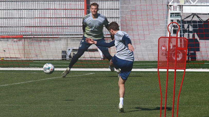 Torschusstraining mit Thomas Müller (vorne) und Manuel Neuer.