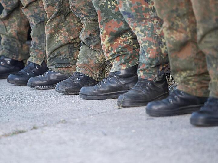 Die Bundeswehr braucht Nachwuchs und wirbt darum auch an Schulen. Die Berliner SPD will das verbieten.