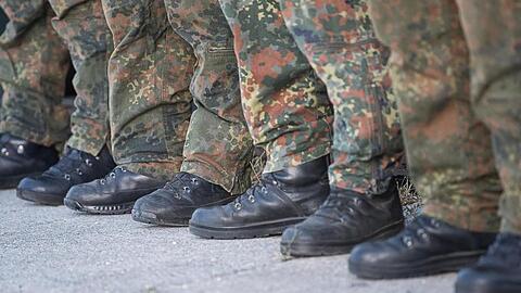 Die Bundeswehr braucht Nachwuchs und wirbt darum auch an Schulen. Die Berliner SPD will das verbieten.