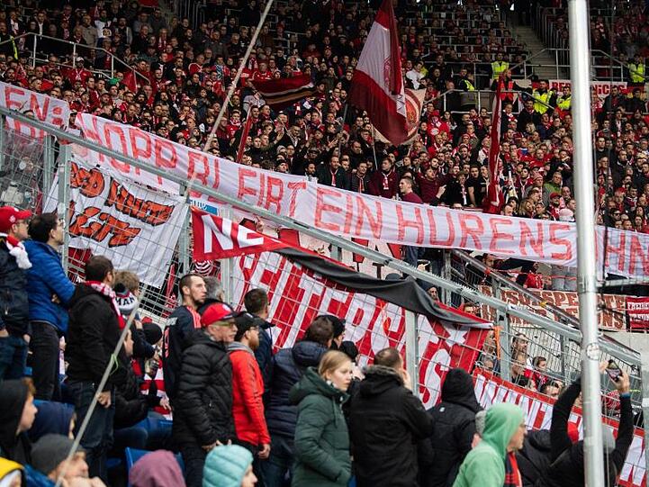 Bayern-Fans im Spiel bei der TSG 1899 Hoffenheim mit einem Schmähbanner gegen Mäzen Dietmar Hopp. Foto: Tom Weller/dpa