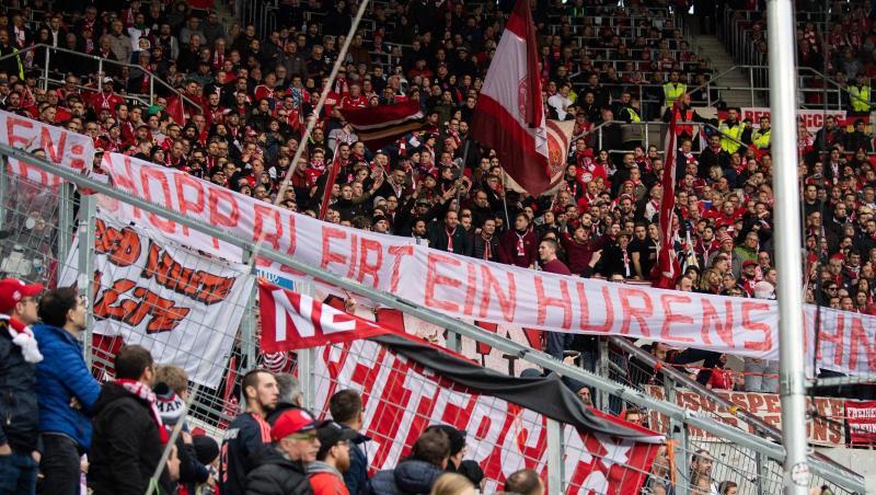 Bayern-Fans im Spiel bei der TSG 1899 Hoffenheim mit einem Schmähbanner gegen Mäzen Dietmar Hopp. Foto: Tom Weller/dpa Bayern-Fans im Spiel bei der TSG 1899 Hoffenheim mit einem Schmähbanner gegen Mäzen Dietmar Hopp. Foto: Tom Weller/dpa