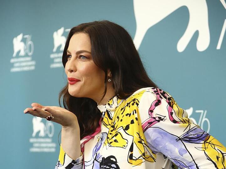 Liv Tyler pustet Küsschen.