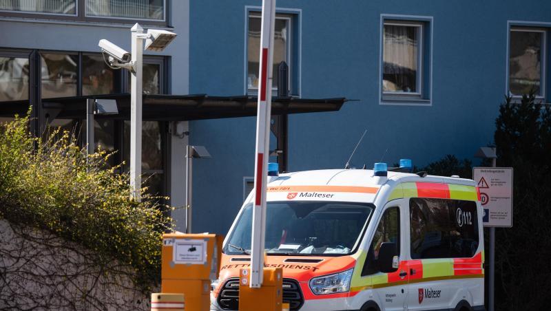 Ein Fahrzeug eines Rettungsdienstes vor dem Würzburger Seniorenheim St. Nikolaus. Foto: Nicolas Armer/dpa/Archivbild Ein Fahrzeug eines Rettungsdienstes vor dem Würzburger Seniorenheim St. Nikolaus. Foto: Nicolas Armer/dpa/Archivbild