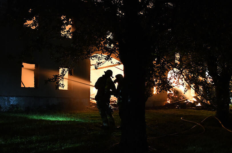 Das Feuer zerstörte die Scheune eines Dreiseithofs in Oberrammelsberg in der Gemeinde Wurmsham.