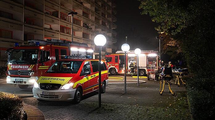 Die Feuerwehr im nächtlichen Hochhaus-Einsatz.