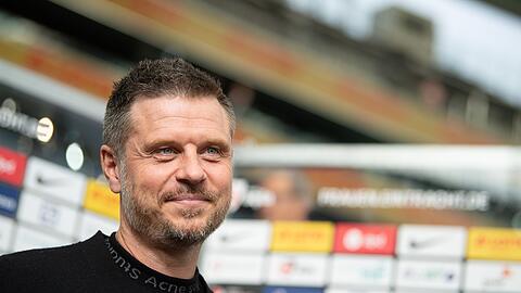 Bayerns Trainer Alexander Straus muss mit seinen Spielerinnen unter anderem gegen den FC Barcelona ran.